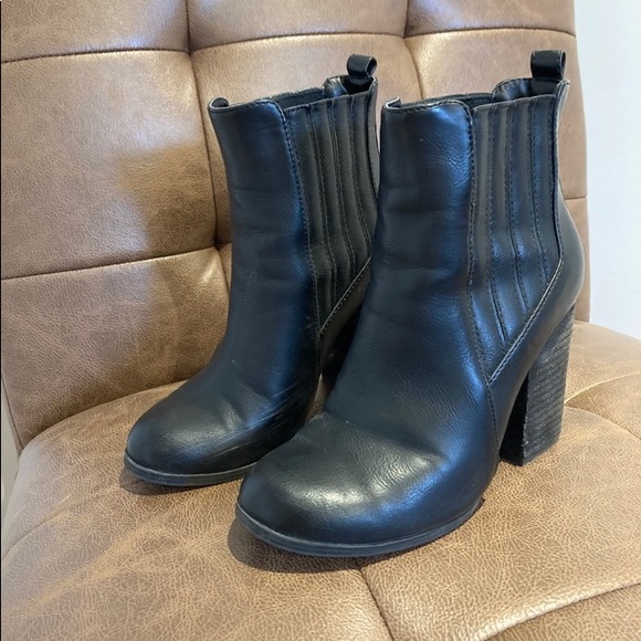 Black heeled boots - Picture 3 of 3